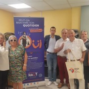Photo de certains membres de l'Apidv, l'Apridev et l'association Valentin Haüy.